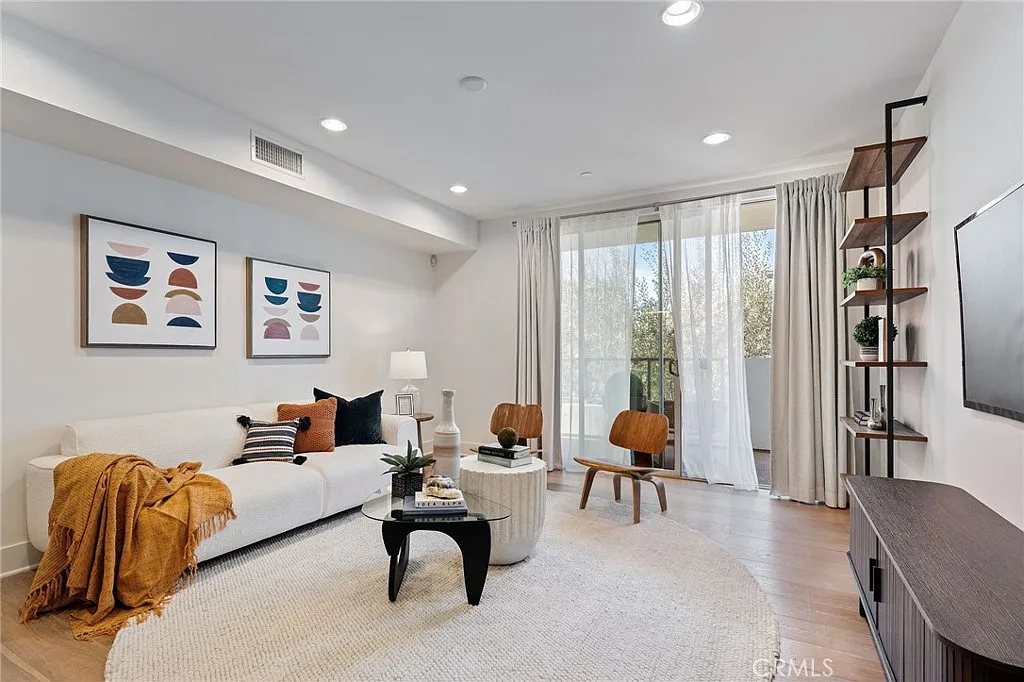 3 bed, 1500 sqft, $4,950 — Photo 1