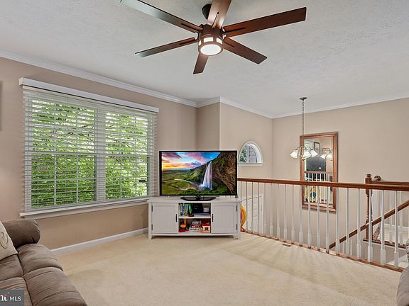 4th image of 34 Barclay Ln