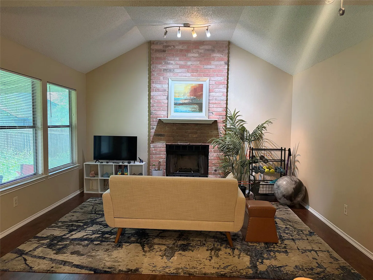 2 bed, 1.5 bath, 2373 sqft, $1,550 — Photo 3