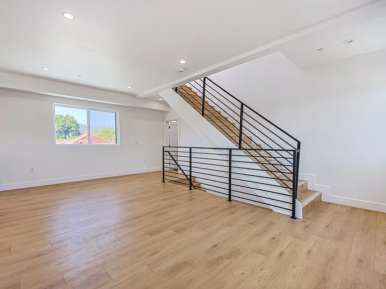 2851 S Victoria Ave — Photo 18