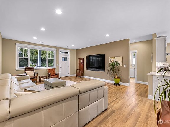 3rd image of 3037 Birchwood Ave