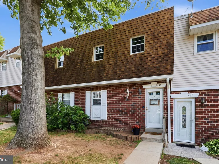 736 Village Ln — Photo 1