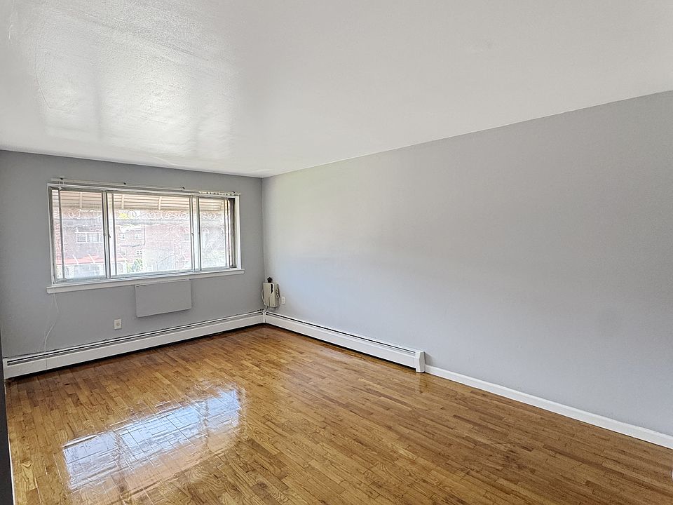 LIVING ROOM (UN-STAGED)