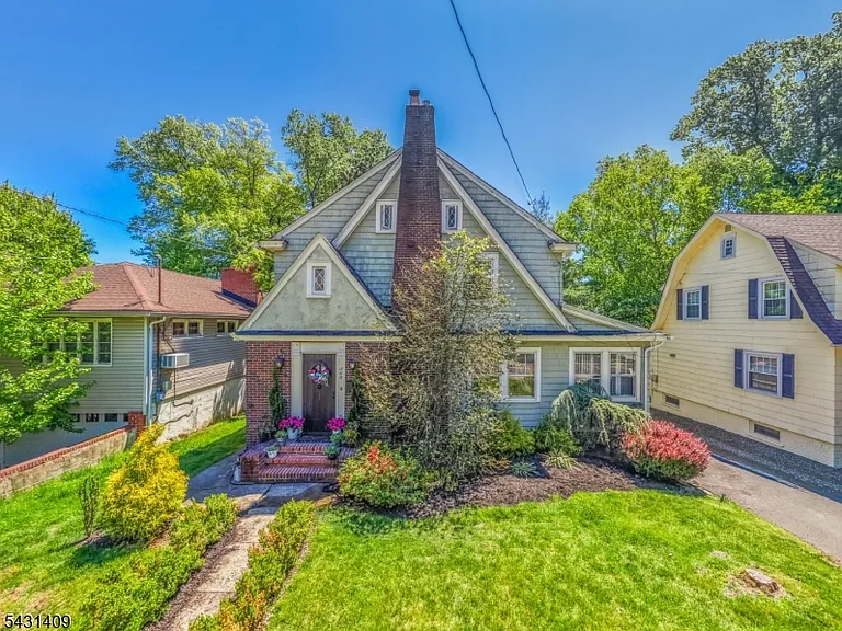 366 Gregory Ave — Photo 1