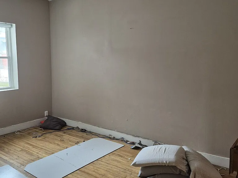 326 Rhodes Ave E — Photo 3