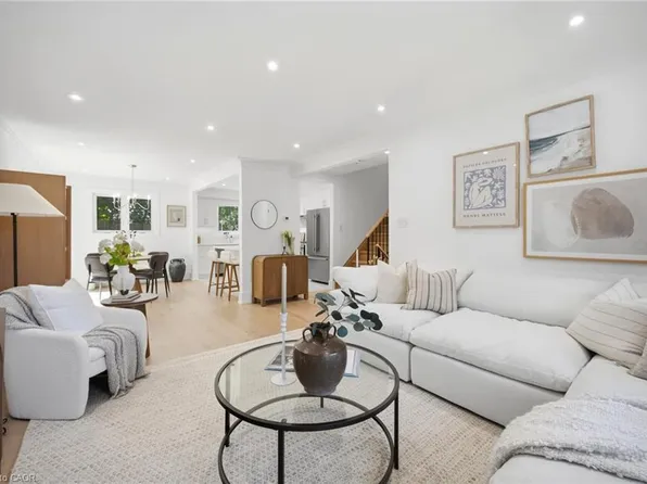 1379 Christina Ct, Burlington, ON L7P 2V8