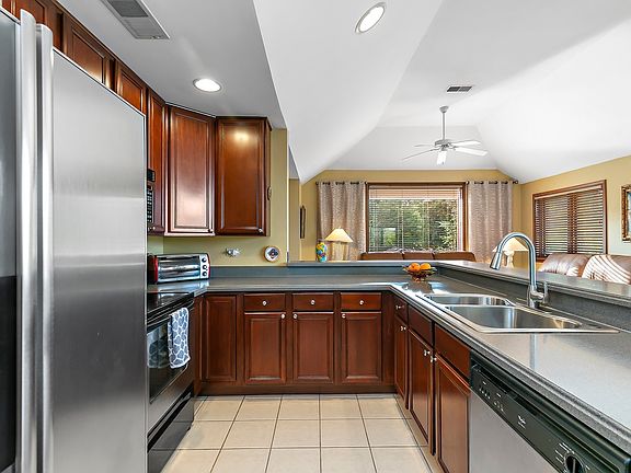 5th image of 100 N River Ln Unit 402