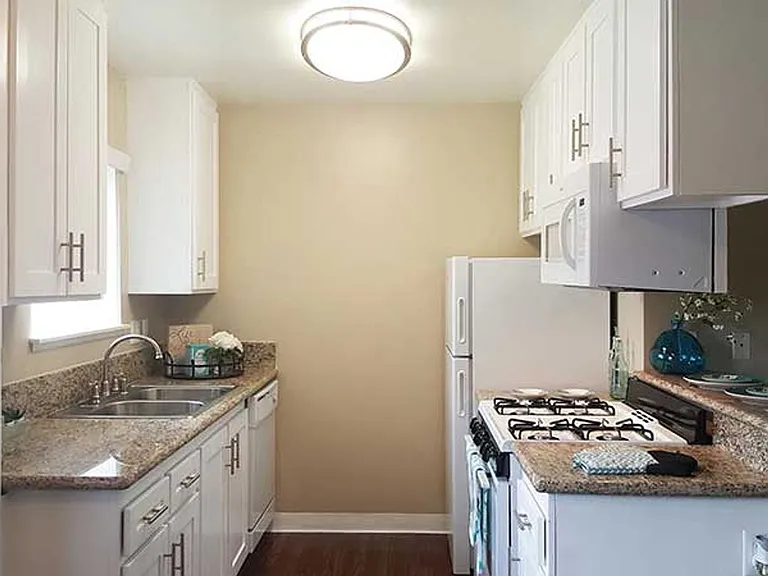 Shadow Mountain Apartments — Photo 15