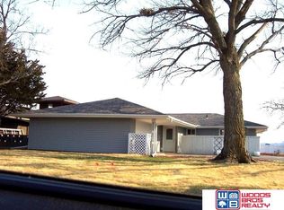 1042 N Lakeshore Dr, Lincoln, NE 68528