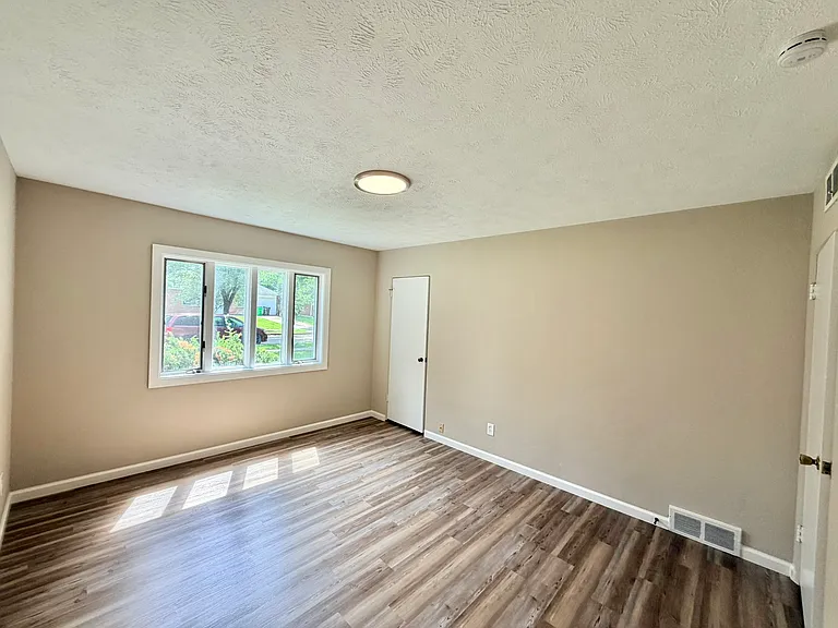 573 Hemlock Dr — Photo 8