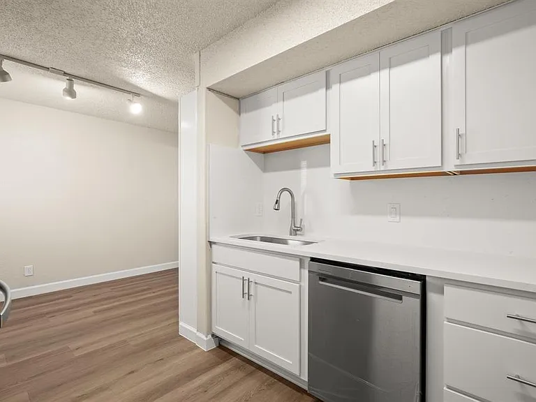 2408 Longview St #112 — Photo 6