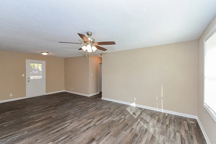 346 Woodale Dr — Photo 3