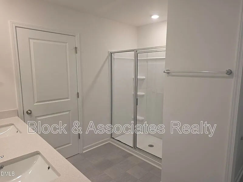 5 bed, 3.0 bath, $2,650 — Photo 3