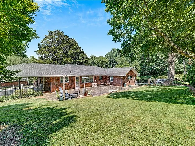 2127 Desmond Dr — Photo 20