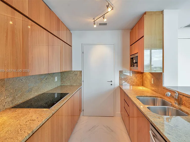 50 S Pointe Dr #2007 — Photo 17
