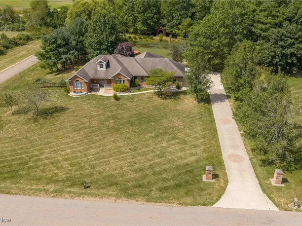 2178 Pleasant Valley Rd NE, New Philadelphia, OH 44663