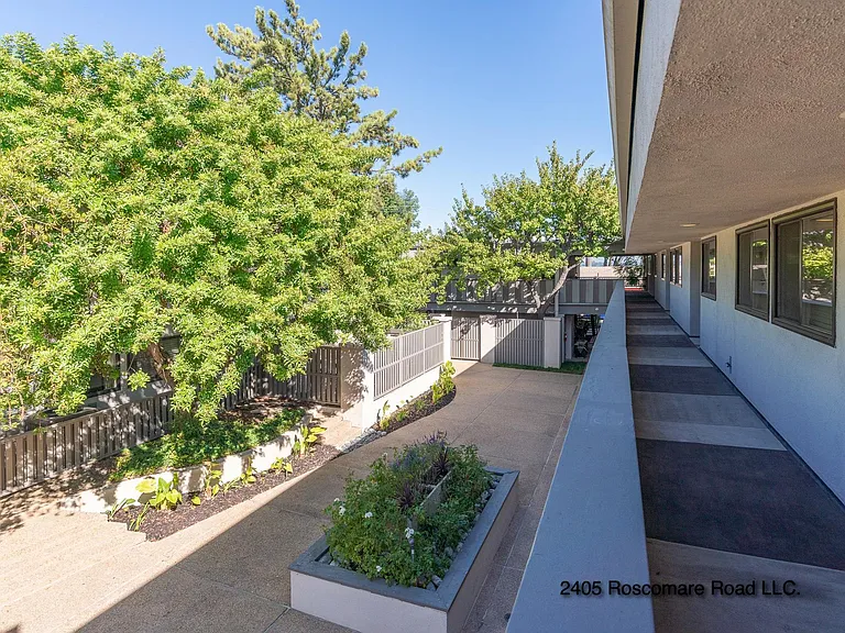 The Roscomare Apartments — Photo 12