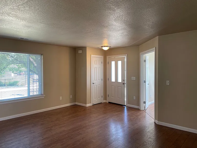 303 S Haskell St — Photo 4