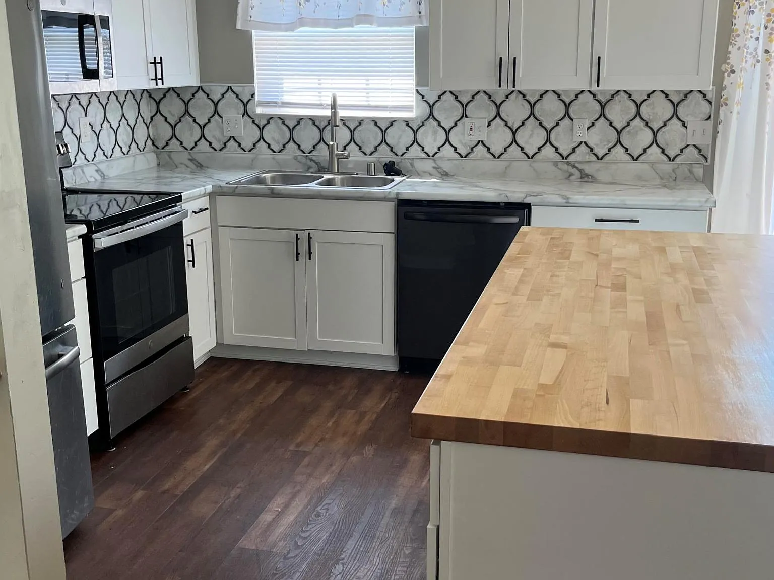 3 bed, 2.5 bath, 1329 sqft, $2,300 — Photo 3