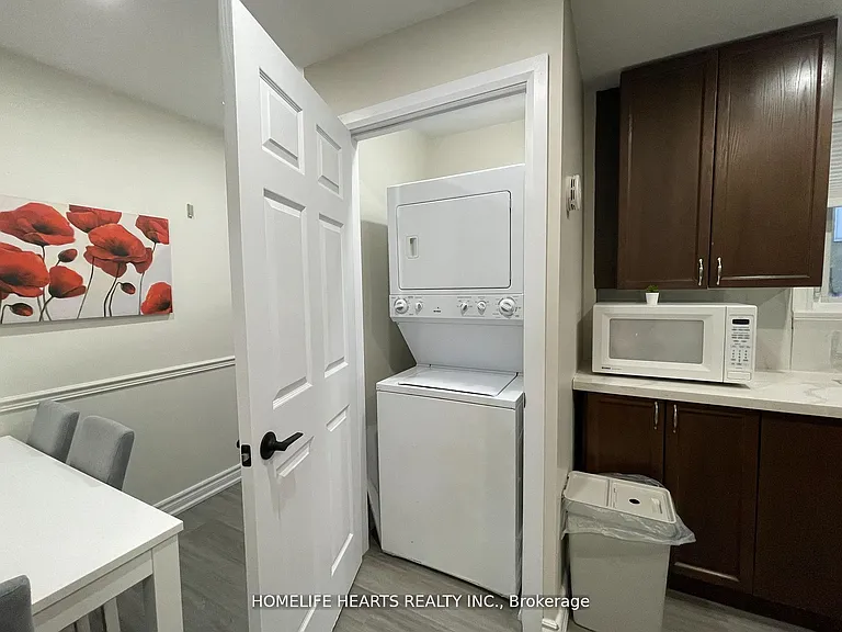 4674 Eastwood Cres — Photo 10