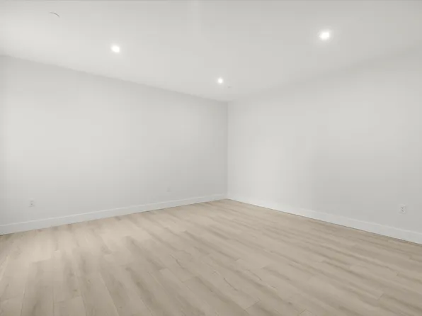 4525 Bergenwood Avenue image 57 of 74