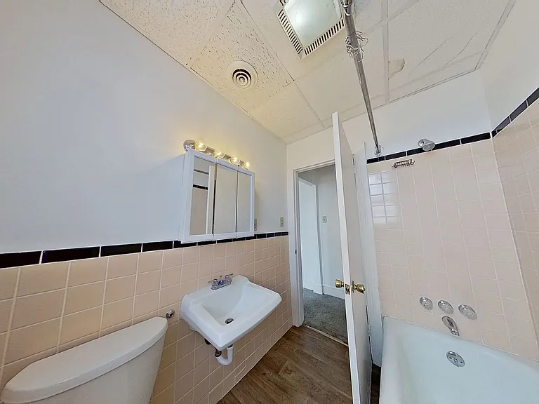 202 E King St #4 — Photo 4