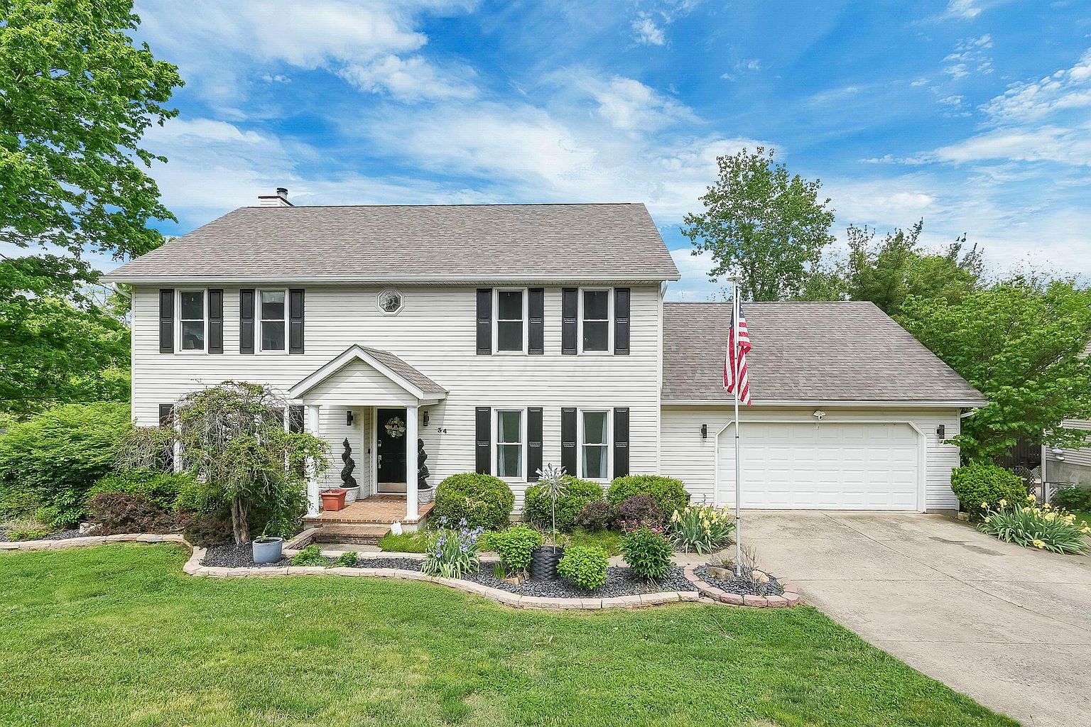 Listing photo 2 for 34 Ledgewood Dr