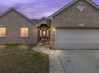 31106 Lions Pointe Dr, Chesterfield, MI 48047