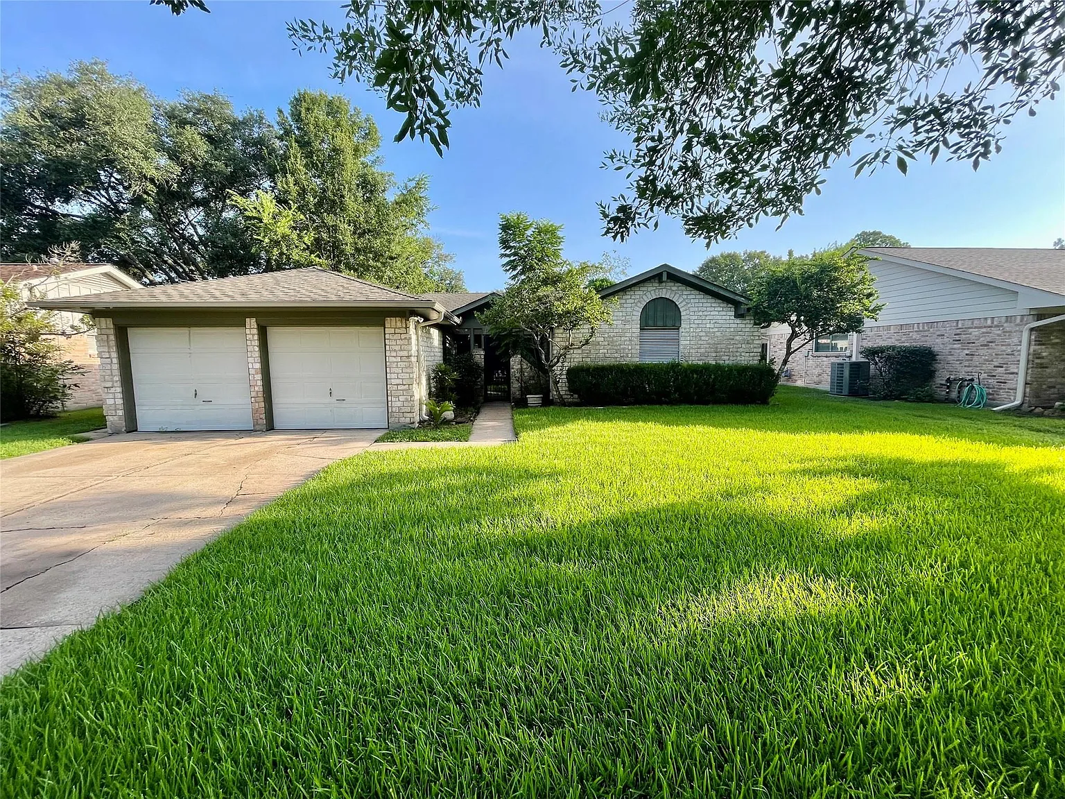 3 bed, 2.0 bath, 1720 sqft, $2,400 — Photo 1