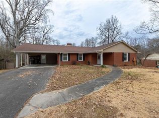 24 Forest Dr, Thomasville, NC 27360