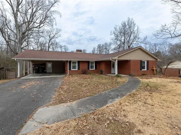 24 Forest Dr, Thomasville, NC 27360