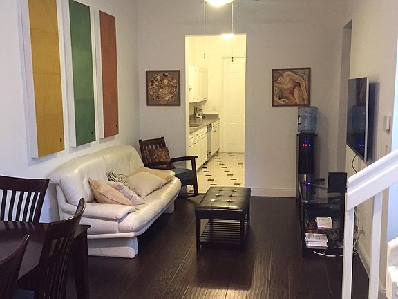 4th image of 2608 Venetian Dr