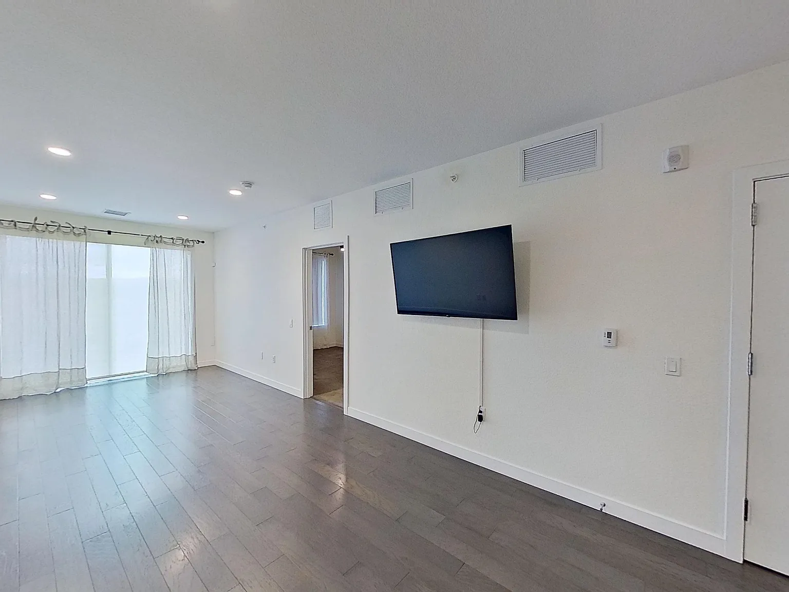 2 bed, 1135 sqft, $2,300 — Photo 3