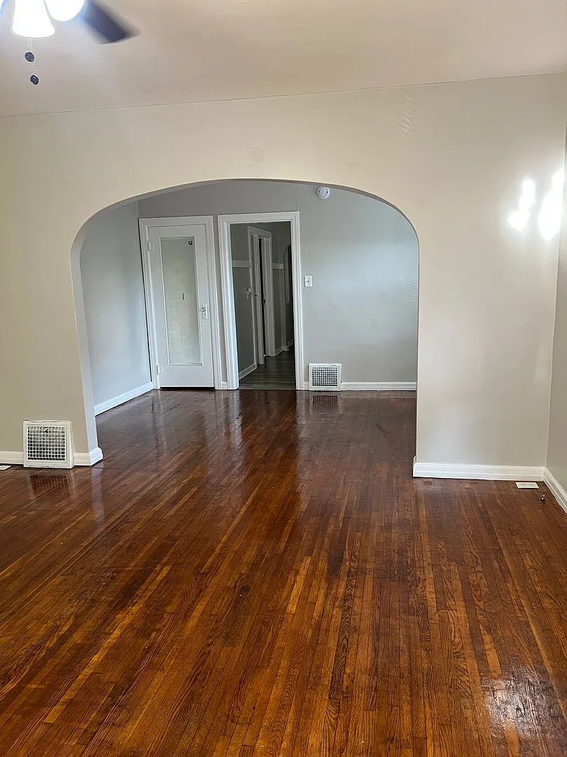45 S Linwood Ave — Photo 4