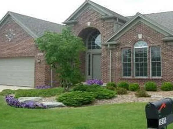 1907 Landoshire Ct SE, Caledonia, MI 49316