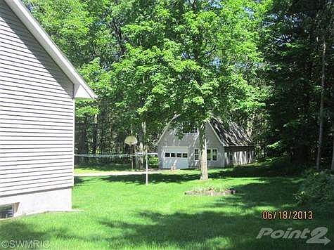 East Yard. Garage, BBall Hoop and Clothesline