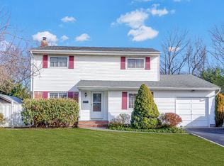 11 Bethany Dr, Commack, NY 11725
