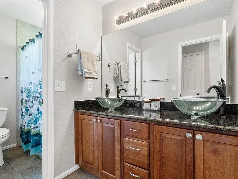 Shared 2nd floor bathroom