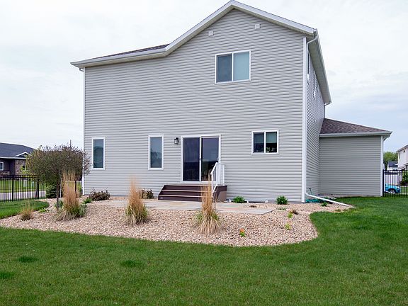 2nd image of 3051 1 St E