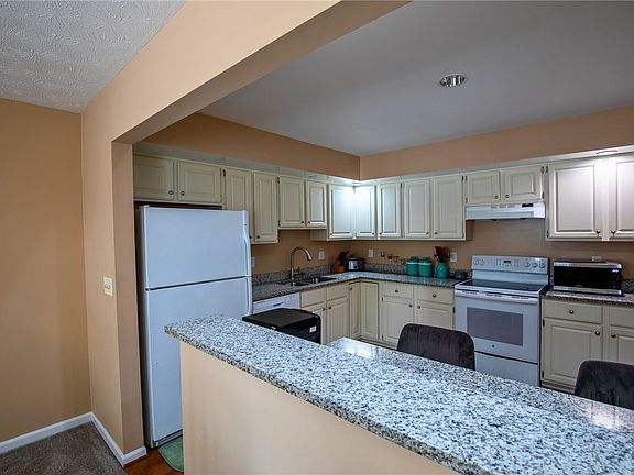 4th image of 47 Running Brook Ln