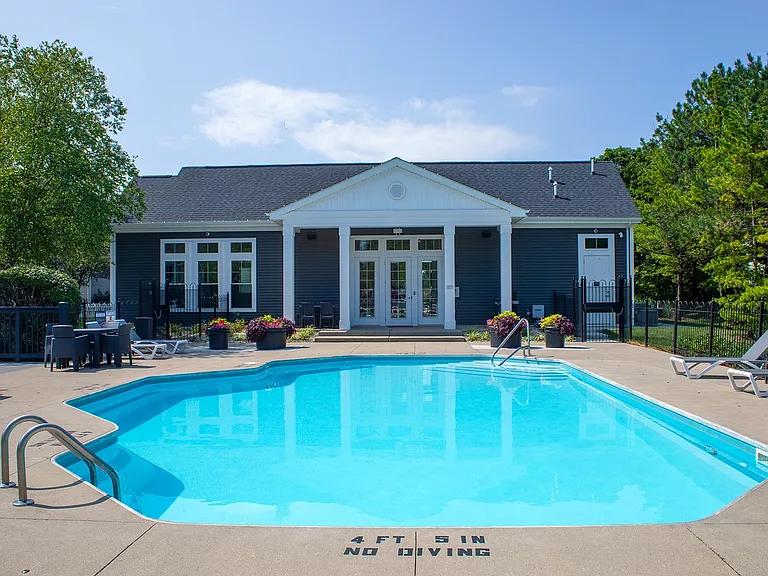 Lakes Pool