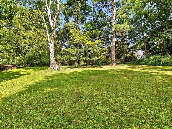4th image of 797 Cherokee Ln