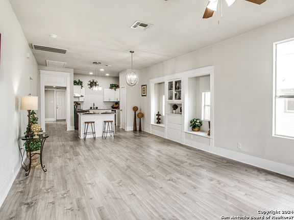 4th image of 1018 DAKOTA ST