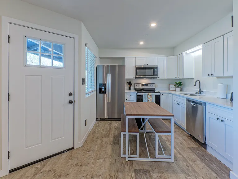 1133 S Farmer Ave #4 — Photo 5