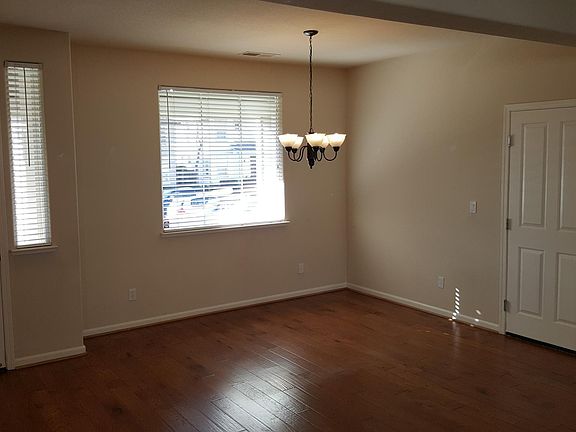 4th image of 895 Holley Ct
