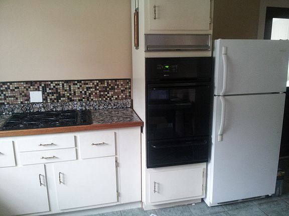 4th image of 834 E Mill St