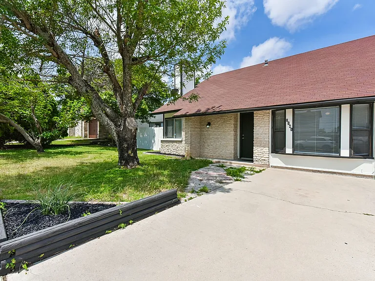 1141 Royal Crest Dr — Photo 3