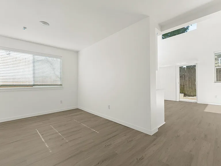 1820 NE Davis St #105 — Photo 18
