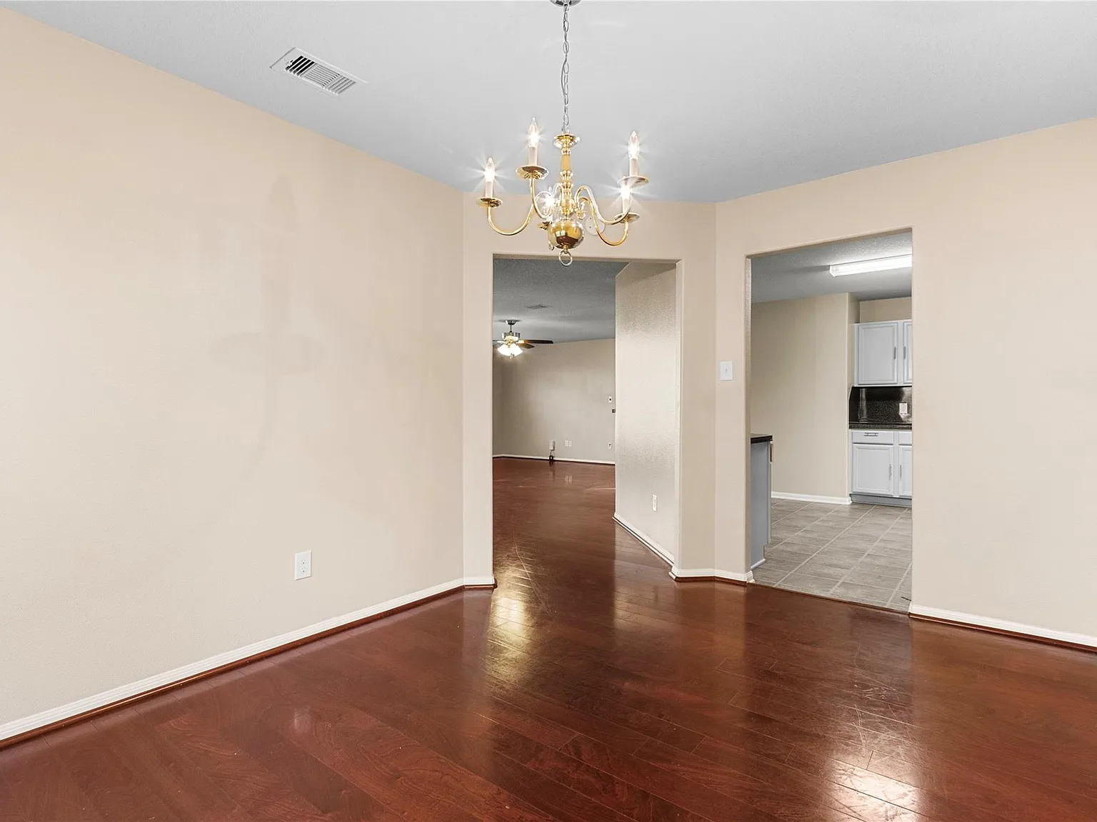 5 bed, 3.0 bath, 2500 sqft, $2,650 — Photo 4