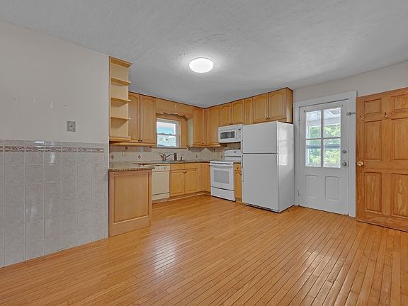 4th image of 90 Sayles St